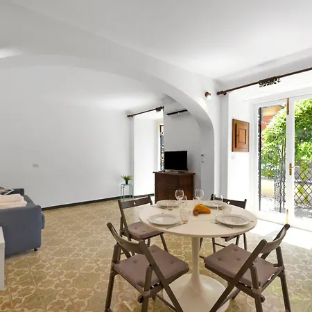 Maisonette With Outdoor Dining - Happy
